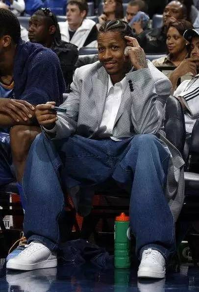 如何在足球场上保持心理稳定？（足球比赛中的心态管理指南）