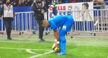 阿图什杯球员进球后跑上看台给母亲献花，后两黄变一红被罚下