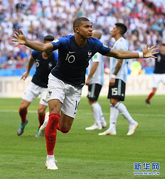 看着都疼！加纳国脚脚踝90度翻转，被日本击败，下轮战玻利维亚（加纳国脚脚踝近90度扭曲令人揪心，球队不敌日本，下一轮迎战玻利维亚）