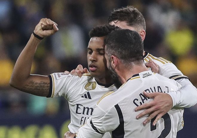 血性！韩国队球员挑衅拜合拉木，王博豪为队友出头撞倒挑事者（硬刚！韩国队员挑衅拜合拉木，王博豪挺身而出一撞放倒挑衅者）