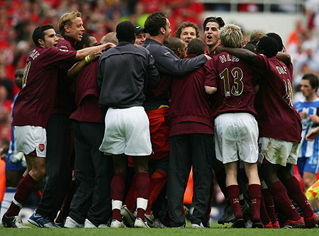 利物浦晒萨拉赫海报预热埃及vs南非，法老首轮比赛补时绝杀（利物浦发布萨拉赫海报为埃及战南非预热，法老首战补时绝杀）