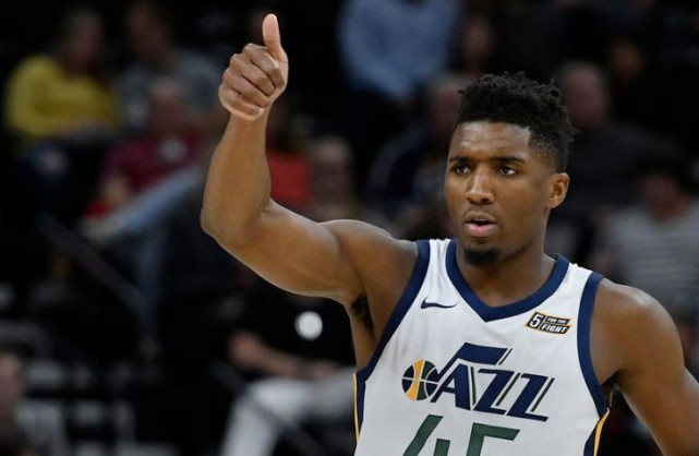 记者：切尔西中场霍尔加盟埃弗顿的转会费为2400万镑+浮动（记者：埃弗顿以2400万英镑加浮动签下切尔西中场霍尔）