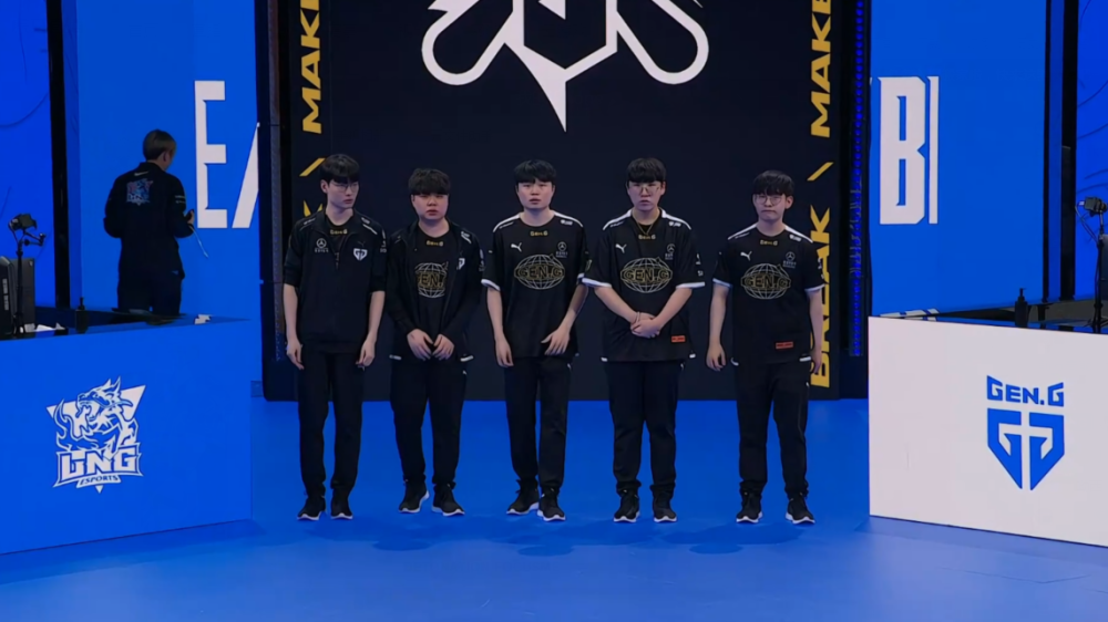 位站在内线 位站在内线