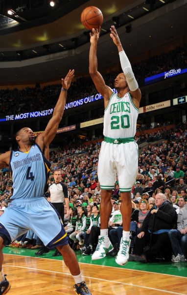 更是对他近 更是对他近